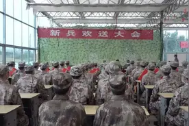 我县63名新兵启程奔赴军营图片