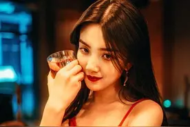 天网恢恢！妙龄少女被用石头压在河底，意外被钓鱼老人发现图片
