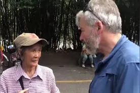 78岁自学11门外语，成名导游，她的老年生活，治好了我的精神内耗图片