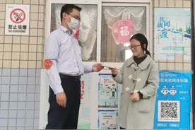 女孩乘坐公交丢失手机 热心车长捡到及时归还图片