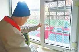 老旧小区楼道内113个窗户把手损坏，长春市南关区电力社区免费帮居民维修更换图片