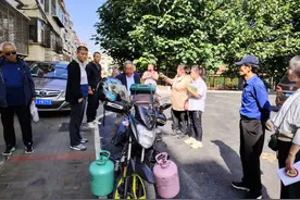 地下室囤积易爆物 多方联手进行清理图片