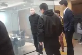 靳东烟瘾太大！在室内猛吸几口烟雾缭绕，导演冯小刚站旁边拿烟盒图片