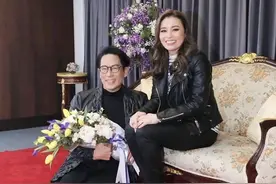 泰国素提达王后听鸟叔演唱会后为其送花图片