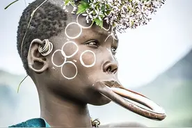 盘唇族女性：十几岁就在嘴唇放盘子，无数人因此丧命，却依然如此图片