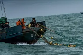 中国渔民捕鱼捞起间谍装备，撞上美日军舰都不怕，背后有国家撑腰图片