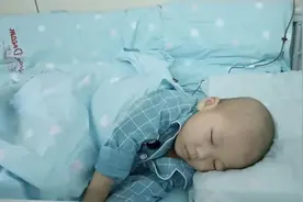 “父亲自助卖红薯救儿子”追踪——小睿睿即将骨髓移植“红薯爸爸”每天到医院打升白针图片