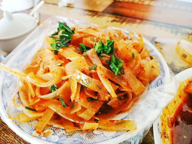 发美食的朋友圈文案｜好好吃饭，是平凡日子里的浪漫