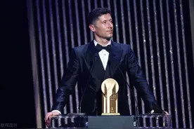 金球奖颁奖礼：莱万蝉联最佳前锋 库尔图瓦获雅辛奖 曼城最佳俱乐部图片