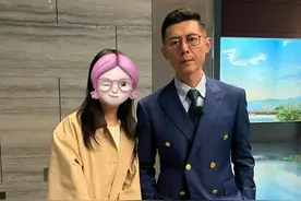 44岁网红大冰现身浙江，去八字桥游玩，穿着西装，打扮像贵族绅士图片