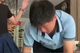 哥哥准备去学校读高一，妹妹抓着哥哥头发问哥哥“会不会想我”图片