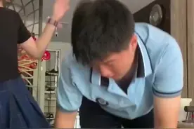 哥哥准备去学校读高一，妹妹抓着哥哥头发问哥哥“会不会想我”图片