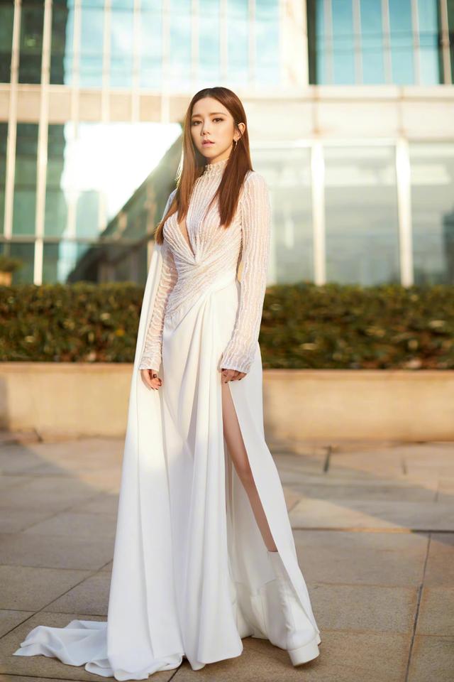 娇小的邓紫棋,逆袭马甲线女王,都是健身的功劳,教你练同款腹肌