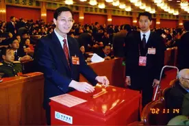 建设银行基层党代表的浓浓公益情图片