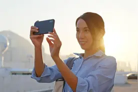 阳光下手机屏太黑，原来是这个开关没有开启，很多人都不知道图片