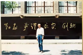 百年巨匠李志敏珍贵图片（高清版）：北京大学的题匾图片