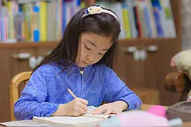 期末考试得满分，爸爸奖励女儿1分钟无限制购物，付款时呆住了图片