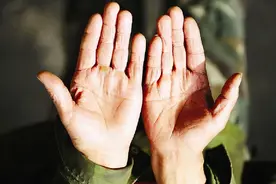 “五指不漏缝，一生不受穷”是啥意思？漏缝会怎样？图片