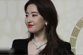 这一夜，女星酥胸半露性感撩人，可刘亦菲又犯了一个“致命错误”图片