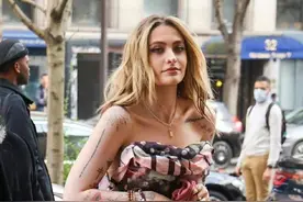 迈克尔杰克逊女儿终于长大！印花长裙貌美如花，身材和女明星没差图片