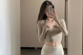 “瑜伽服”又被潮人带火了！配短裙洋气、配瑜伽裤舒适，时髦显瘦图片