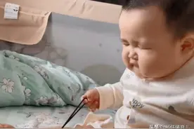 江苏萌娃坐在床上弹皮筋，满脸淡定毫不手软，结果惹得网友大笑图片