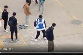 郑州科技学院，当学生在校园画出“跳房子” 网友:跳的不仅是游戏也是回忆...图片