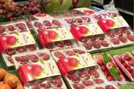 3岁孩子偷吃草莓，售货员责骂“小毛贼”，宝妈怒怼一句大快人心图片