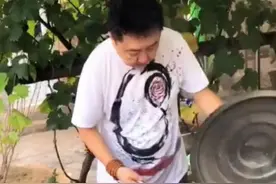 53岁于谦在农村居住，和孙越搭伙做饭用盆装肉，穿着朴素院落简陋图片