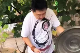 53岁于谦在农村居住，和孙越搭伙做饭用盆装肉，穿着朴素院落简陋图片