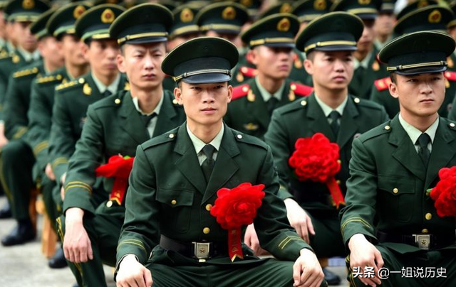 光荣之家门牌挂在门的什么位置好？（退伍军人收到的光荣之家亮闪闪的铁牌子）