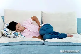 男子小便时，竟然尿出来一颗石头，医生：还好尿出来的是石头图片