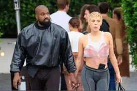 坎爷穿秋裤牵着娇妻逛街！妻子穿奶奶款短背心秀身材，副乳好吸睛图片