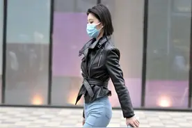 “牛仔裤”怎么穿回头率更高？北京街拍女孩给你示范，时髦又耐看图片