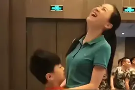 9岁男孩抱起妈妈，母亲抬腿配合惹争议，你俩在这处对象呢？图片