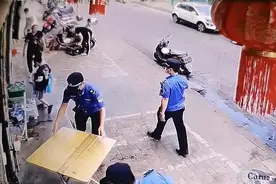 男孩在店铺前写作业书桌被收走 三亚城管局回应：在创城，店主超出店外经营图片