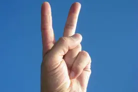 经常不由自主地手抖是怎么回事？或是4种疾病的征兆，需警惕图片