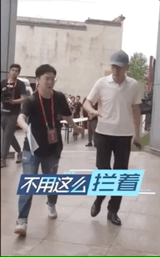 浴缸陪睡、助理手接口水、“跪式服务”，这些明星哪来的优越感？