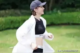 为何你穿无痕裤显腿短、腿粗？搭对上衣、鞋子是关键，很多人做错图片