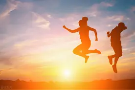 你和高中的好朋友还有联系吗？图片