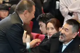 陈建斌坐着和丁勇岱握手被骂上热搜！台湾影帝曾爆料：他见我没话图片