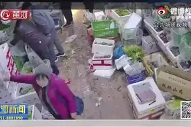 （视频）太原：浑水摸鱼偷蔬菜 故技重施被抓现行图片