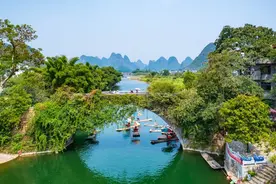 人气火爆的阳朔遇龙河漂流，我找到了人少的一段图片