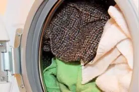 原创老保姆在洗衣机里放这个东西，去污快又不伤衣服，太聪明了图片