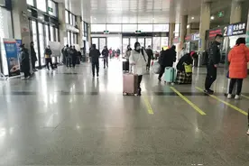 再也不担心返乡过年了，感动又不敢动，今年春节可能是最惨的一年图片