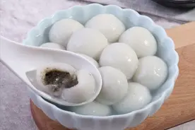 煮汤圆，水开下锅是大错，牢记3要点，香甜软糯，不破皮不流馅图片