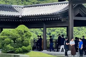 96岁李嘉诚现身香港拜佛，坐轮椅不停跪拜，小33岁女友身边搀扶图片