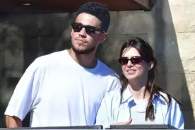 卡戴珊家清流和NBA前男友重聚，亲密耳语，美照获布克点赞图片