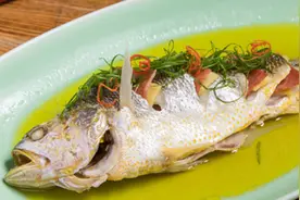 做蒸鲈鱼，厨师教你“3加2不加”技巧，鱼肉雪白鲜美，软嫩不腥气图片