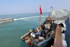 对日本卑躬屈膝，却对华强硬？韩国扣押中国渔船，4名船员被带走图片